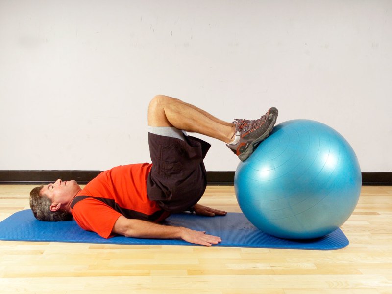 Мужчина делает упражнение для ног