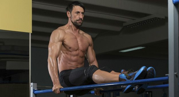 Прокачка пресса на брусьях