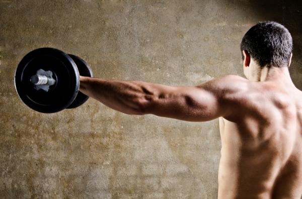 Боковые подъемы гантелей