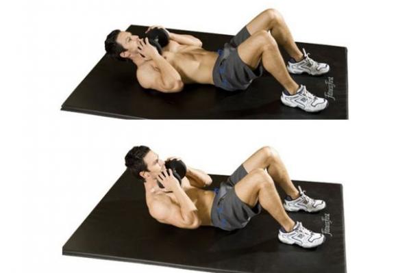 Упражнение на пресс с гантелью