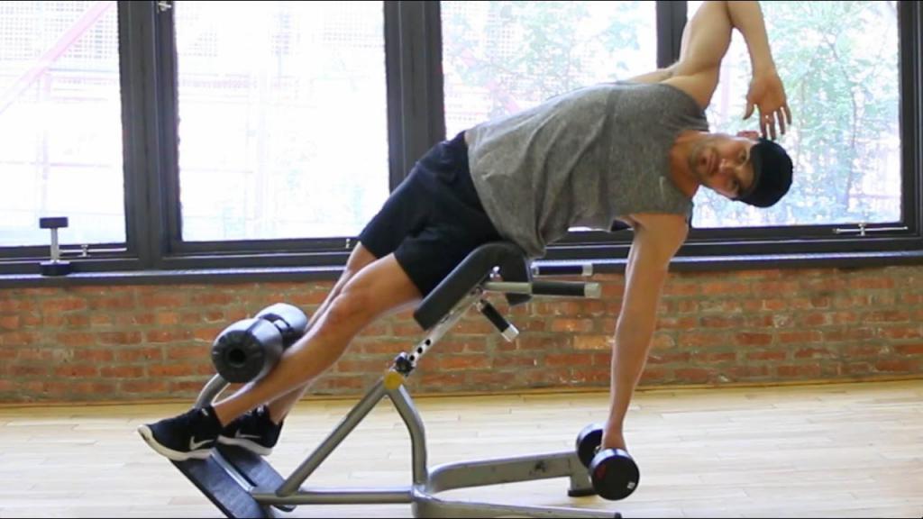 обратные скручивания на римском стуле