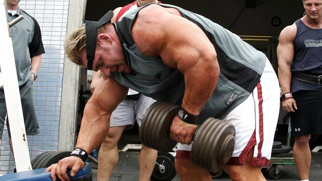 тяга гантели к бедру