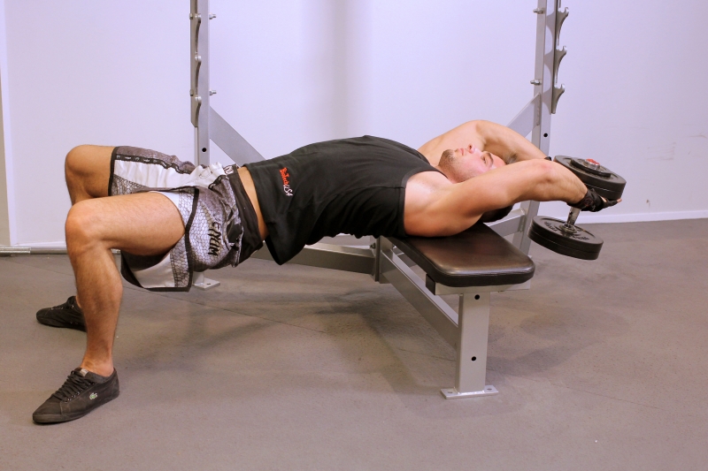 пуловер с гантелей в положении лежа