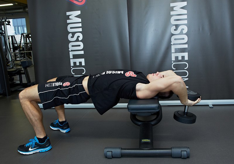 как делать пуловер с гантелей