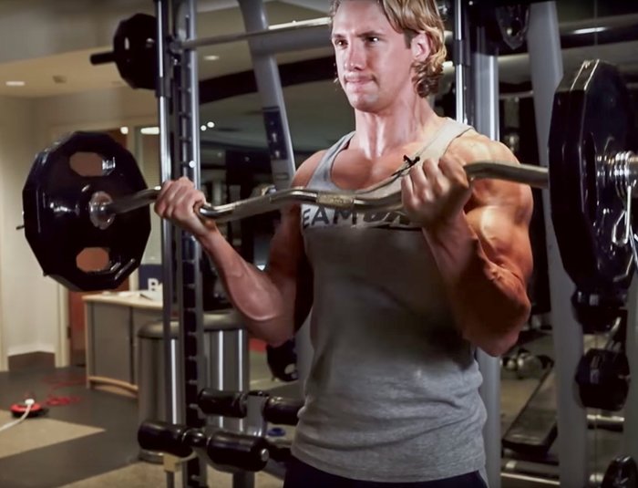 Сгибание предплечий стоя