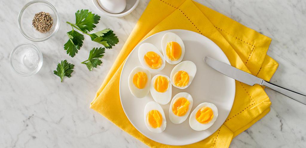 Много вареных яиц на тарелке