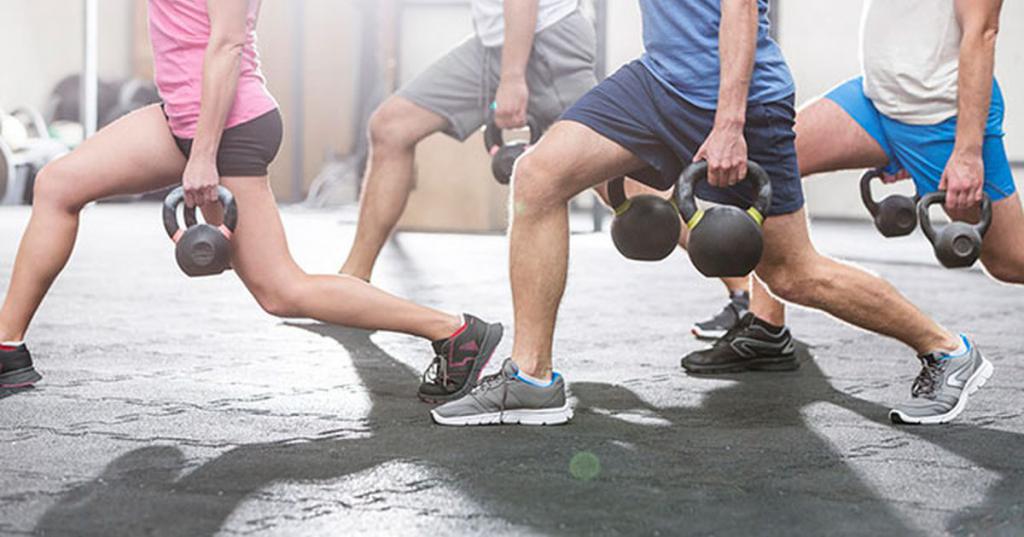 Выполнение с гантелями