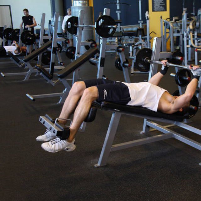 Жим с наклоном вниз