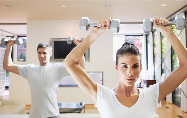 упражнение с гантелями