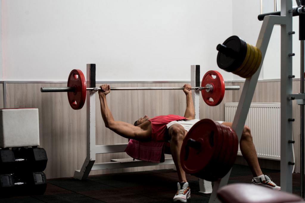 На какие мышцы действует упражнение "Гильотина"