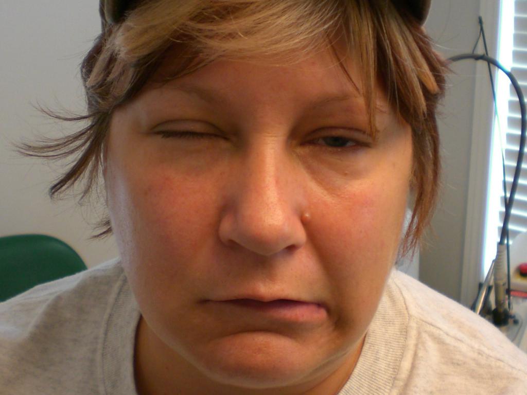 Свисают губы