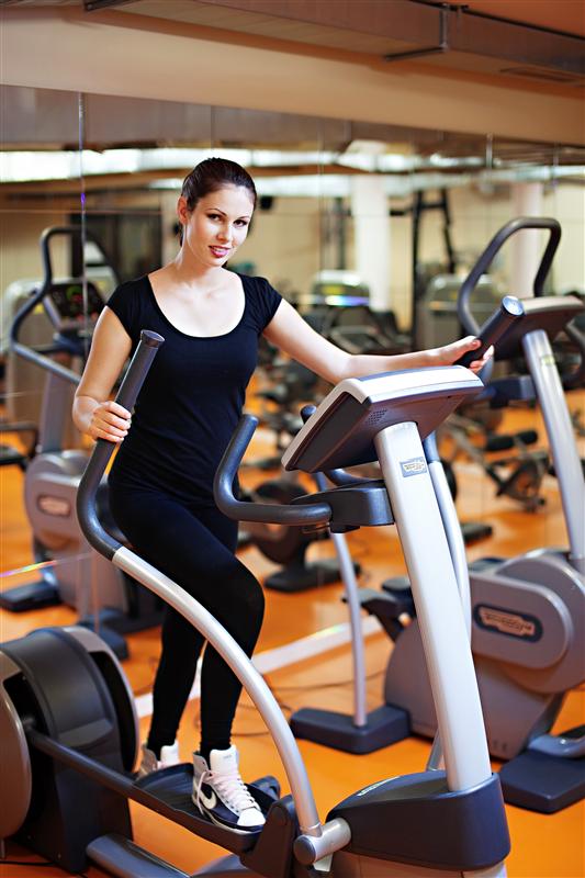 бег кардио дорожка девушка фитнес