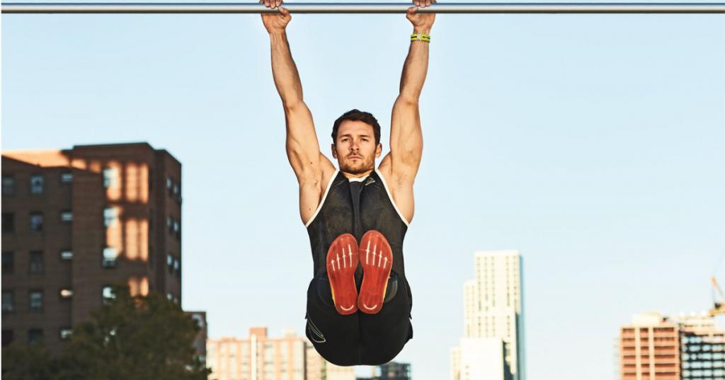 Боковые скручивания на турнике