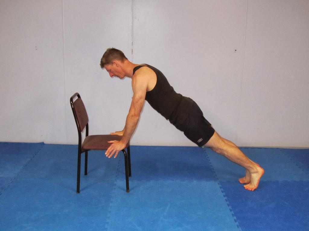 Использование стула для отжиманий