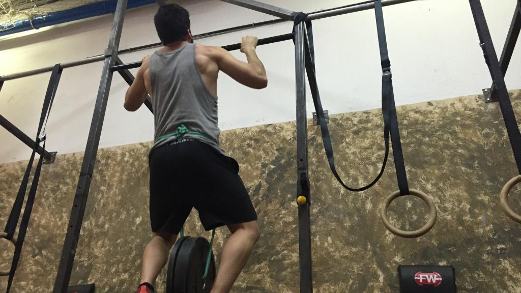 Подтягивания с дополнительным весом