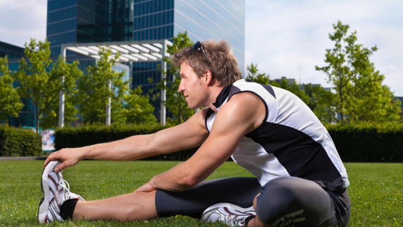 Мужчина тянется