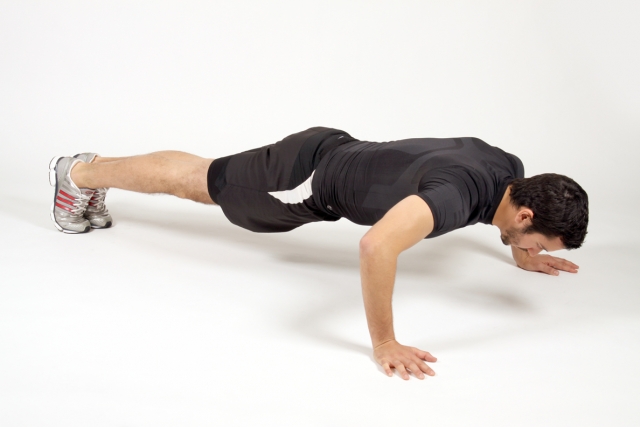 Отжимания широким хватом