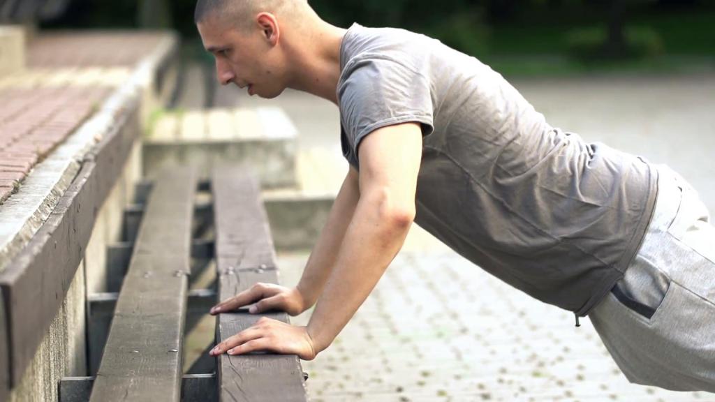 Отжимания широким хватом от лавки