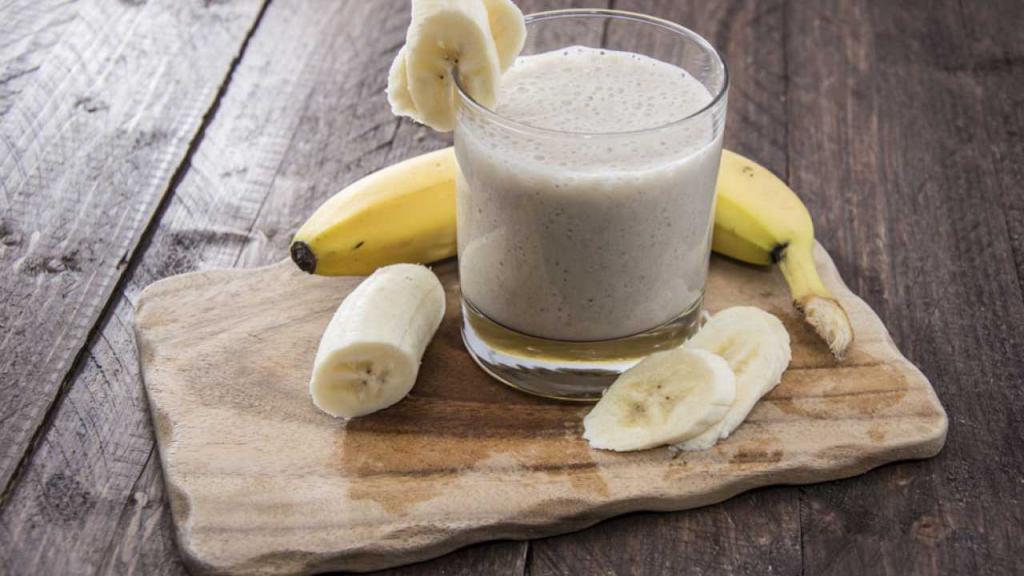 Протеиновый коктейль и бананы