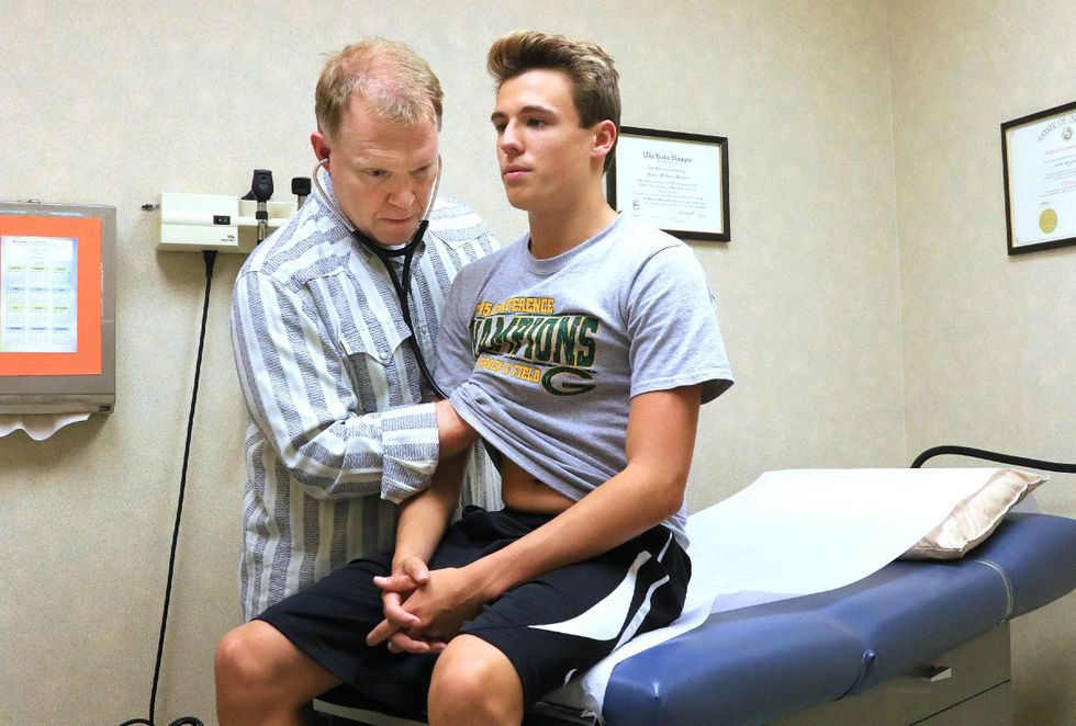 Осмотр спортсмена у врача