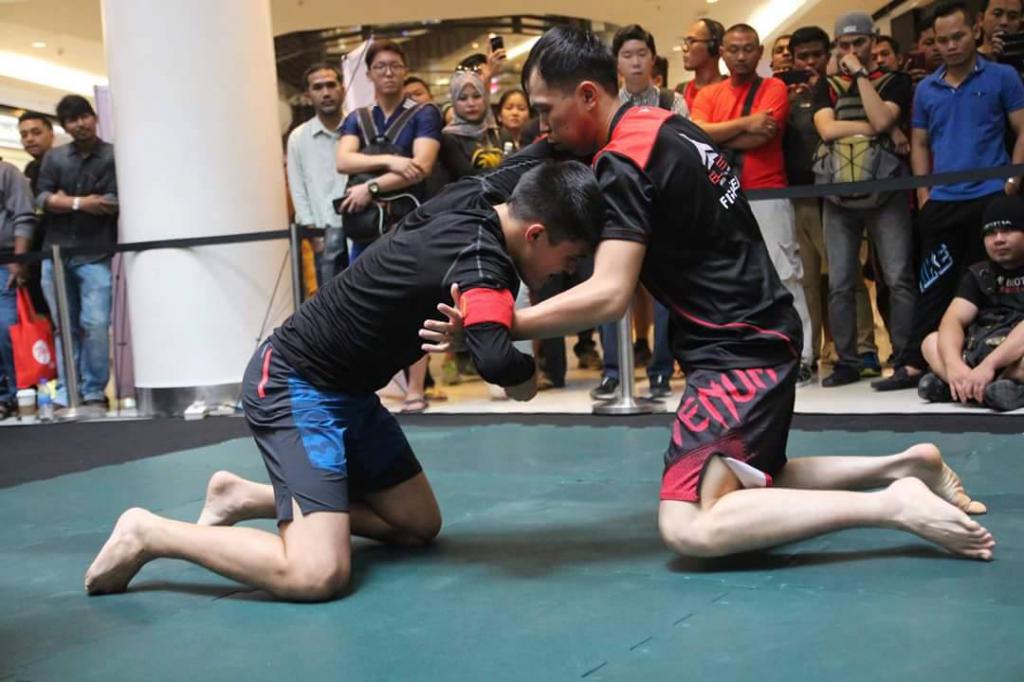 Бойцы на коленях