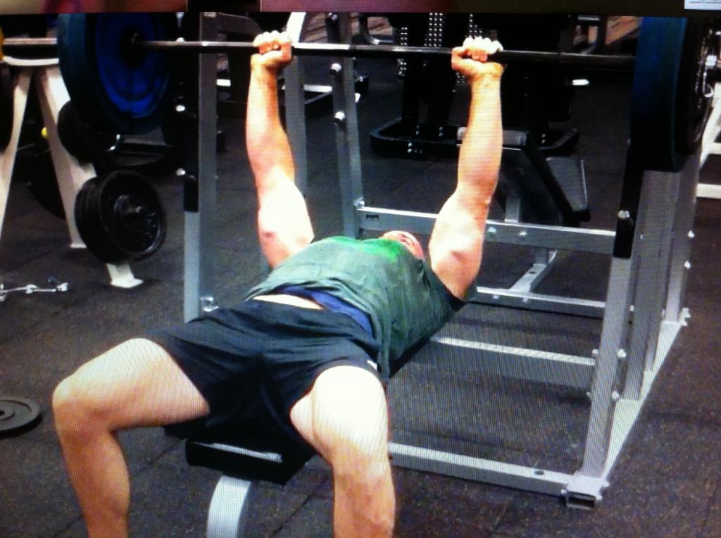 выполнение жима