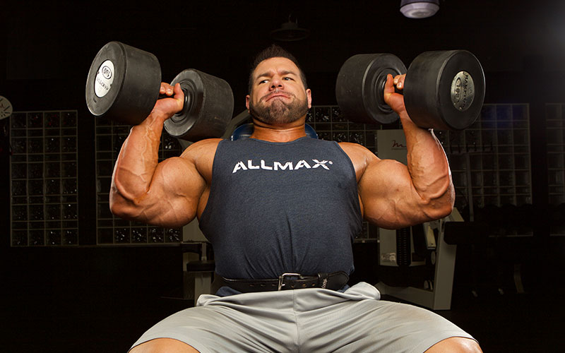 Правильная техника жима гантелей сидя