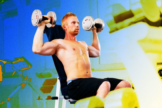 Процесс подъема гантелей