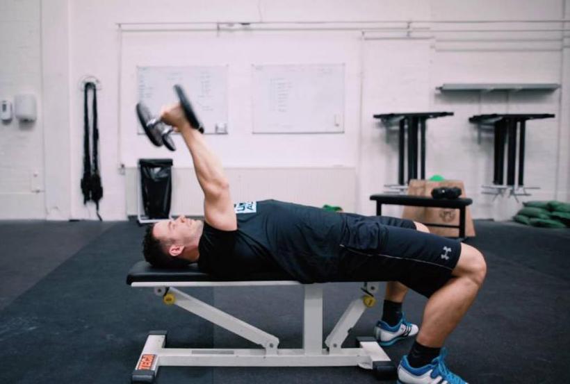 Французский жим с гантелями лежа