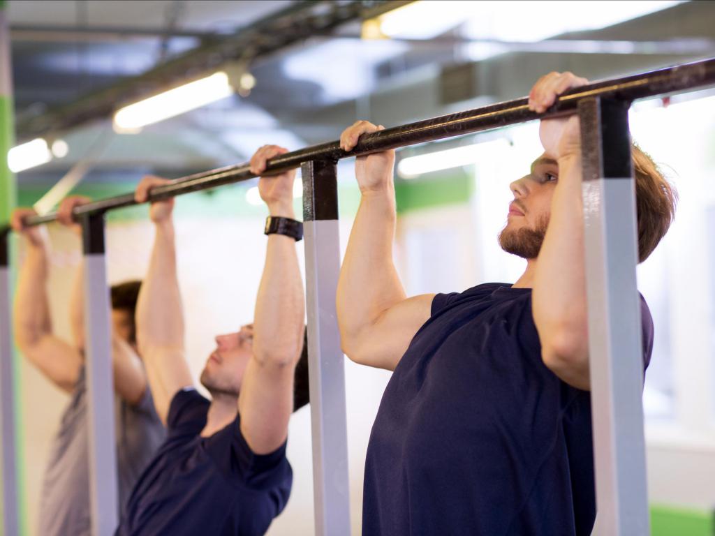 выполнение подтягивания