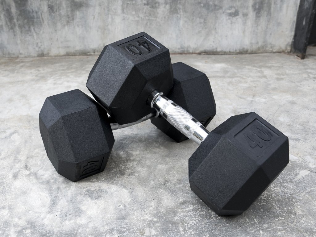 Упражнение на трицепс с гантелями