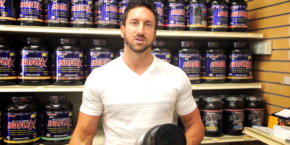 Парень на фоне банок с протеином