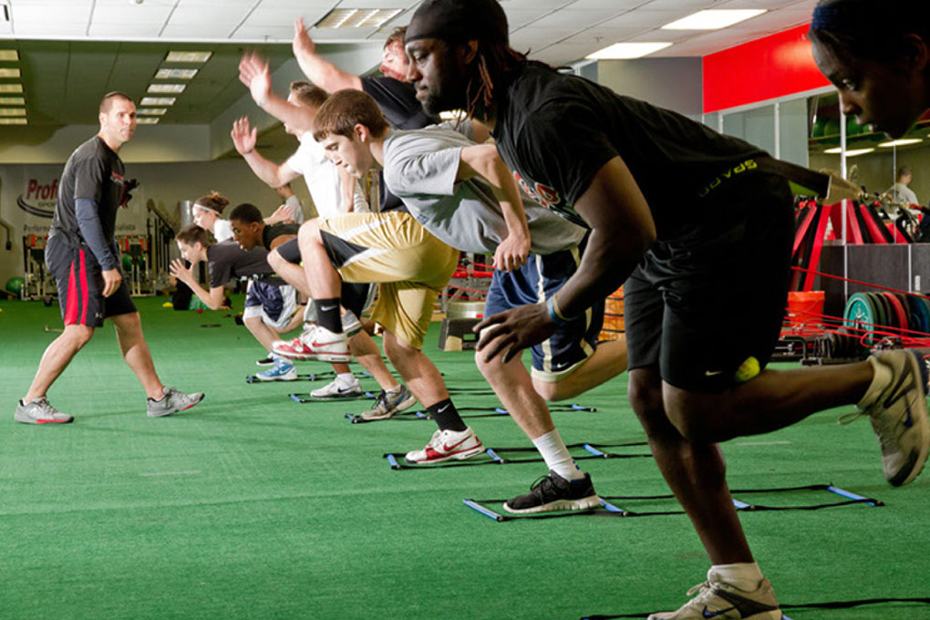 Парни тренеруются