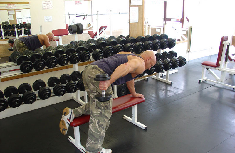 Разгибание гантелей в наклоне