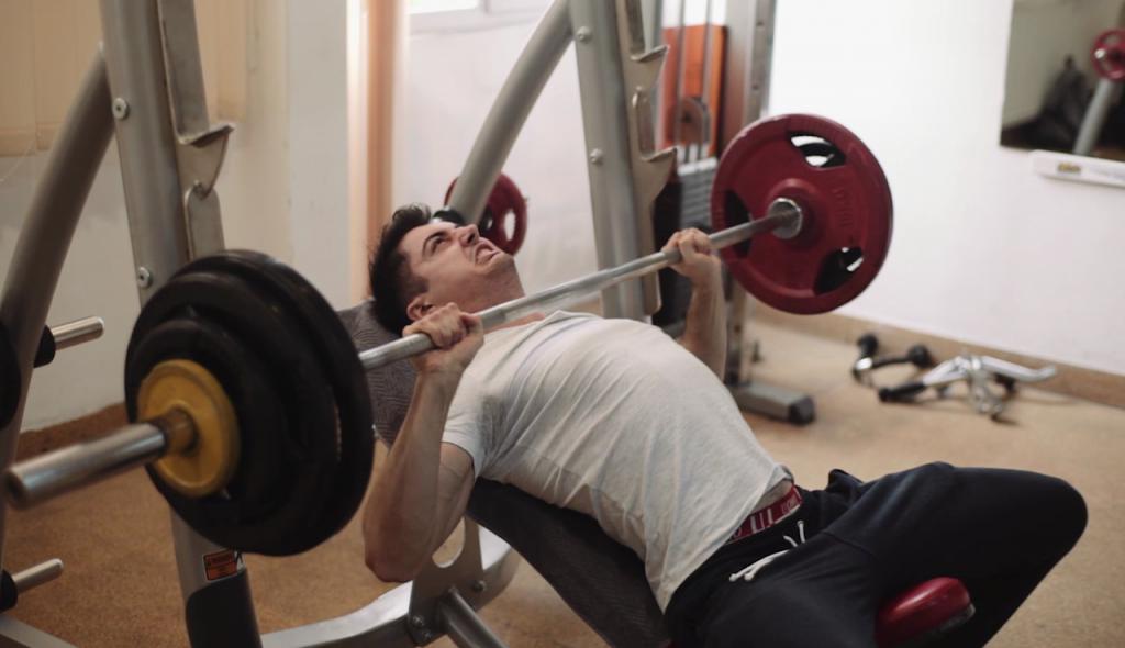 Жим штанги лежа под углом