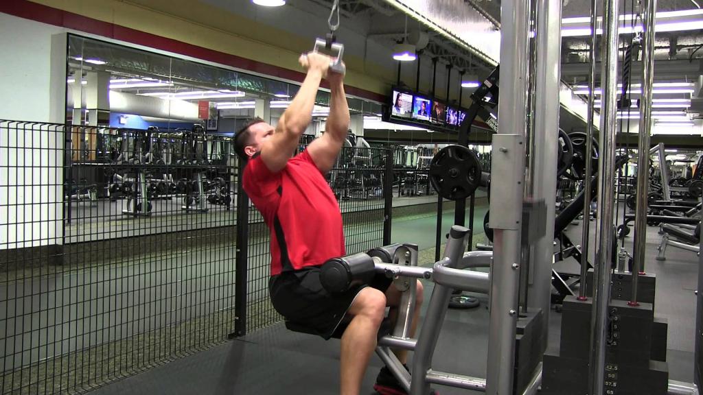 Тяга верхнего блока параллельным хватом: техника выполнения