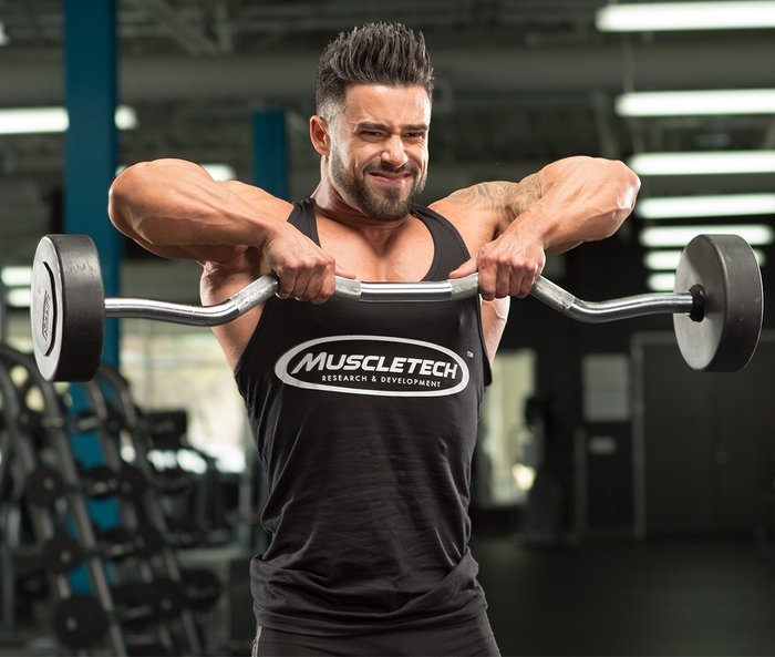 спортсмен занимается