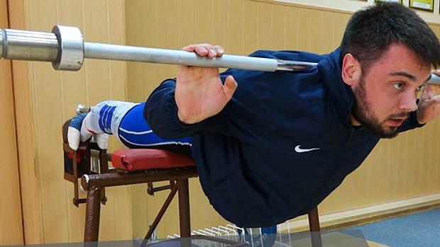 Гиперэкстензия с дополнительной нагрузкой