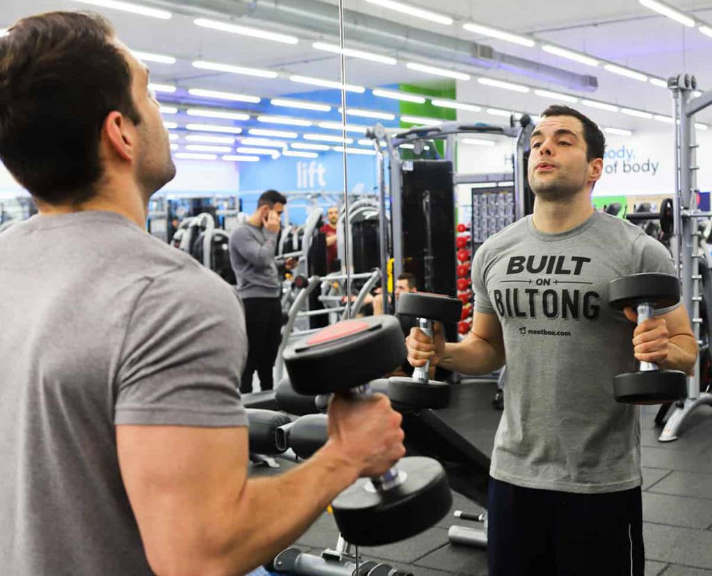 Занятие с гантелями