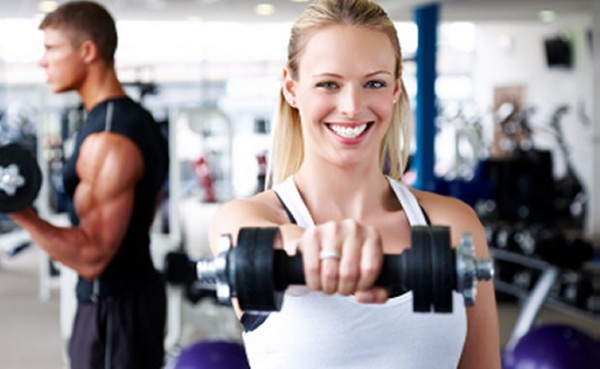 девушка в спортивном зале