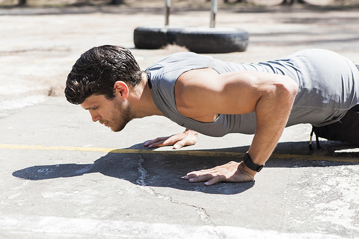 спортсмен отжимается
