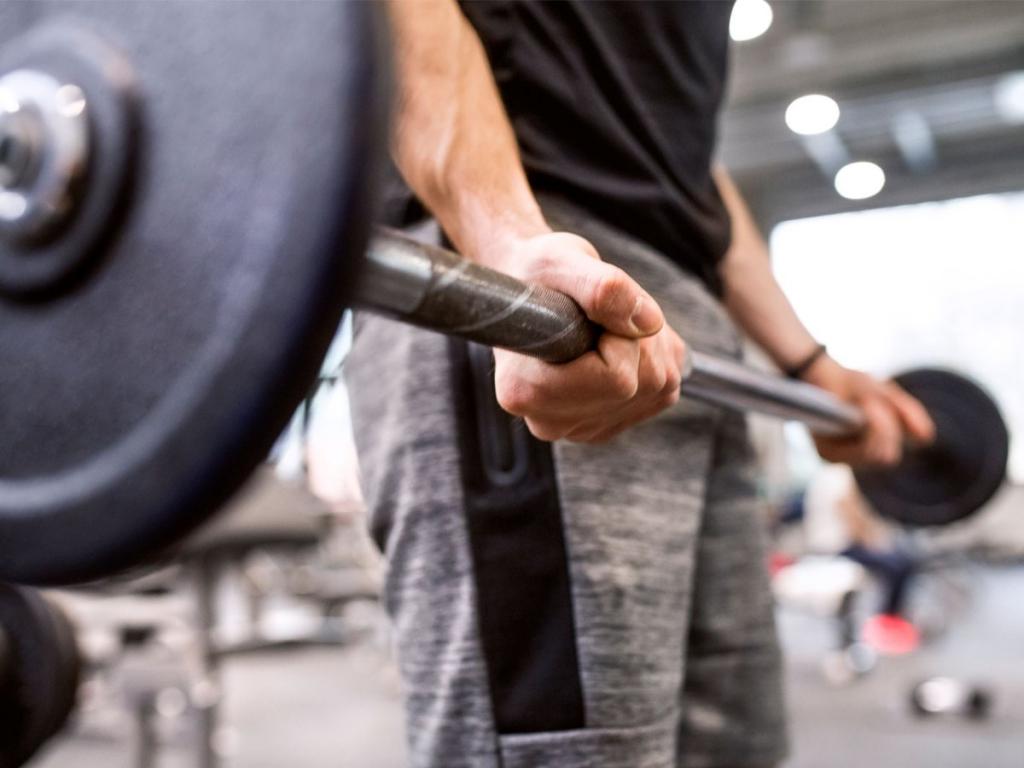 качает мышцы