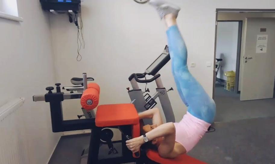 Подъем ног на скамье