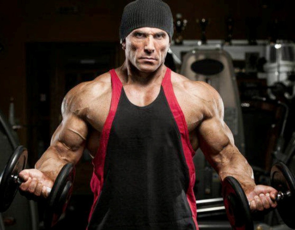 Мужчина с гантелями