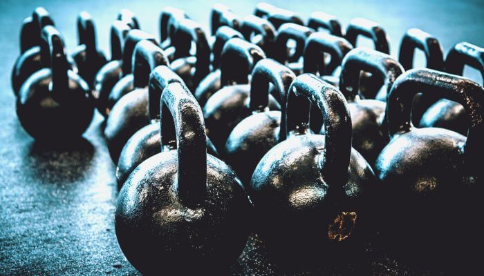 как гирей накачать грудные мышцы