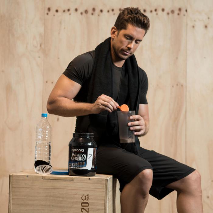 Мужчина делает протеиновый коктейль