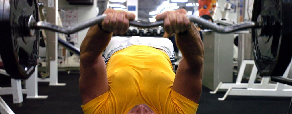 спортсмен занимается