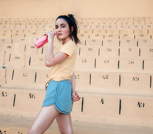 Девушка пьет витамины