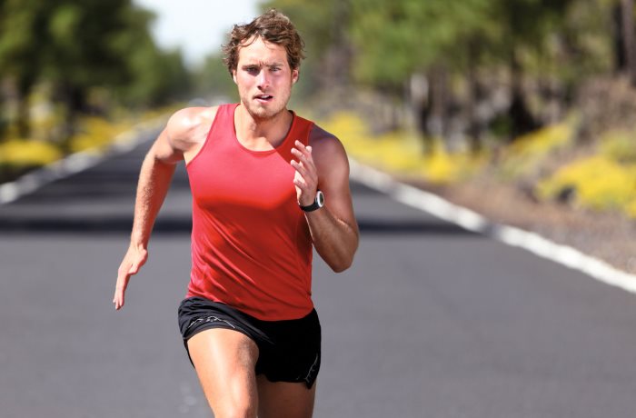 Парень бежит