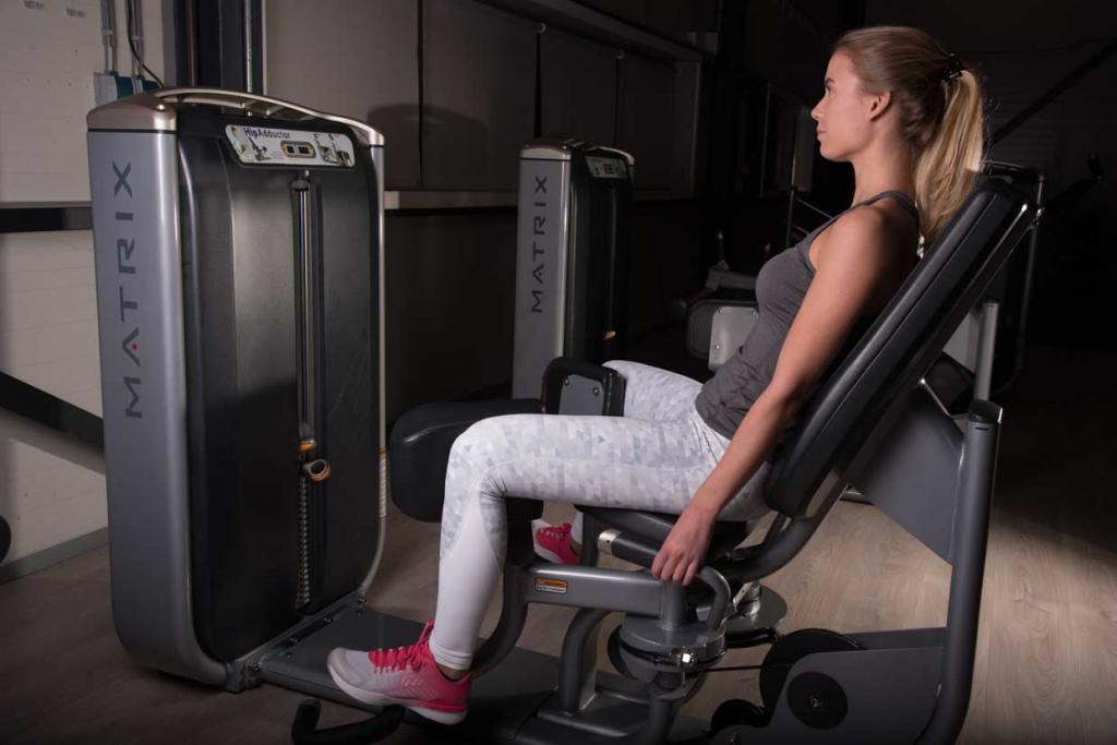 сведение и разведение ног в тренажере